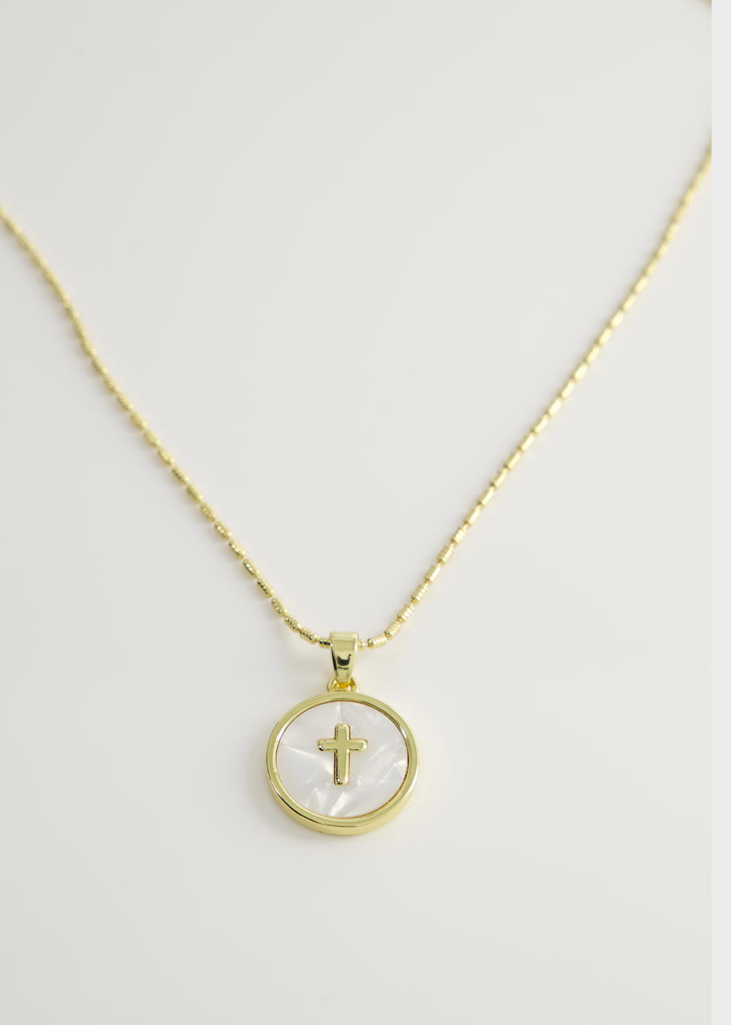 Collar Circular con Cruz