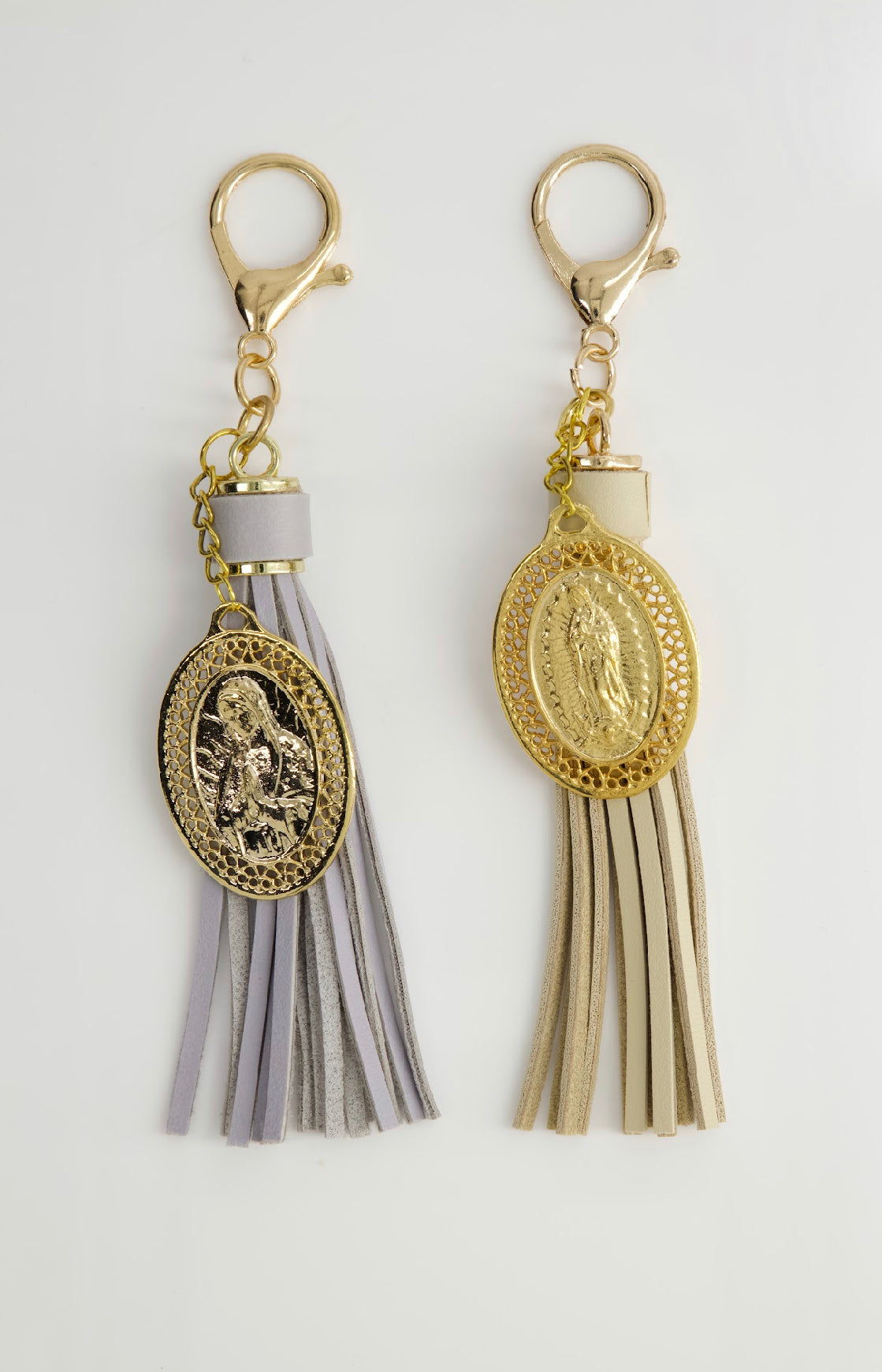 Llavero Virgen con Pompón de Piel