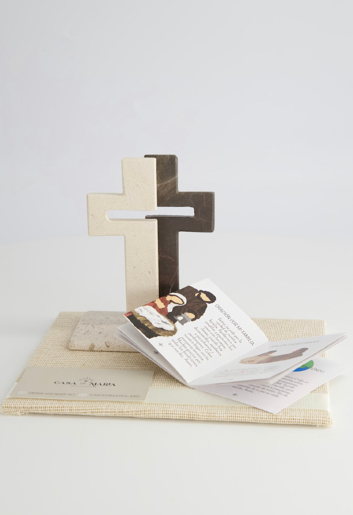 Cruz con Libro de Oraciones